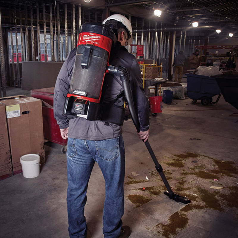 Milwaukee M18 Fuel™ 3-in-1 Backpack Vacuum man