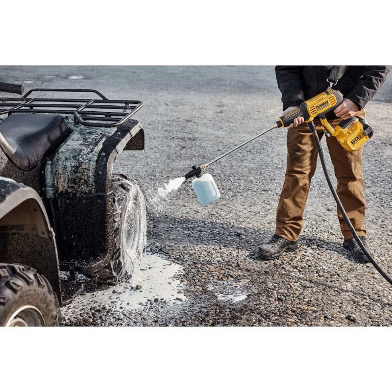 DEWALT DCPW1000 power cleaner spray gun and adjustable nozzle close-up